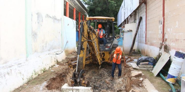 LOS SISTEMAS DE DRENAJE SANITARIO Y ALIMENTACIÓN DE AGUA POTABLE DEL MERCADO MUNICIPAL RECIBEN MANTENIMIENTO