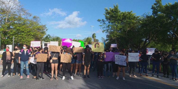 MUJERES MARCHAN Y SE MANIFIESTAN EN LA FGE DE CANCÚN PARA EXIGIR JUSTICIA POR LA MUERTE DE UNA JOVEN