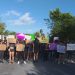 MUJERES MARCHAN Y SE MANIFIESTAN EN LA FGE DE CANCÚN PARA EXIGIR JUSTICIA POR LA MUERTE DE UNA JOVEN