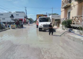 REALIZAN DESAZOLVE DE VIALIDADES EN HOLBOX