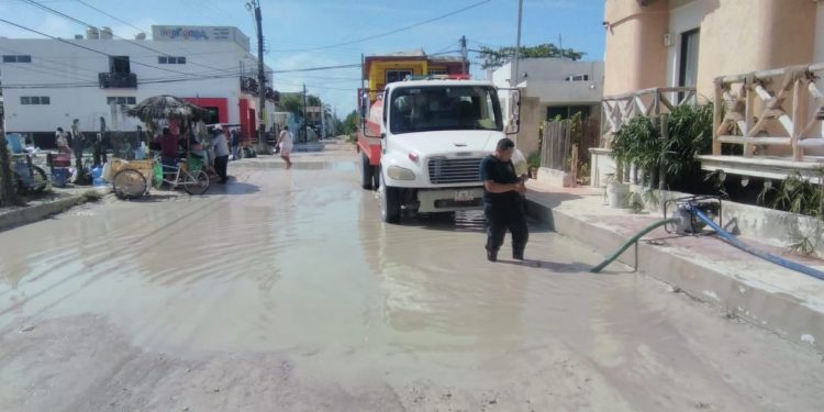 REALIZAN DESAZOLVE DE VIALIDADES EN HOLBOX