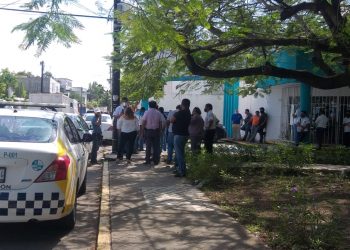 VOLQUETEROS SE MANIFIESTAN EN LAS OFICINAS DEL IMOVEQROO EN CANCÚN
