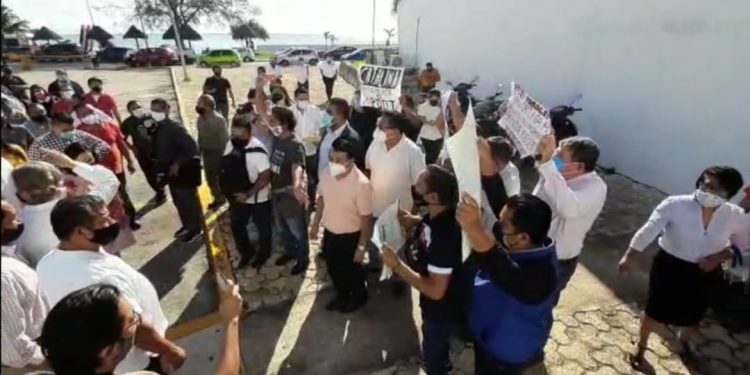 SE MANIFIESTAN CONTRA DIRIGENTE DEL SUTAGE