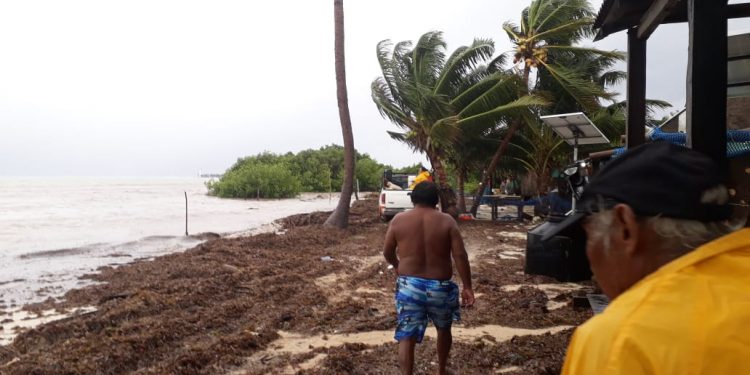 FAMILIAS DE PUNTA HERRERO QUEDAN VARADAS AL INUNDARSE EL CAMINO DE ACCESO POR LAS LLUVIAS Y EL FUERTE OLEAJE