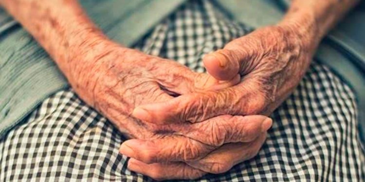 ABUELO ES VÍCTIMA DE UN FRAUDE: LE ROBAN TODOS SUS AHORROS