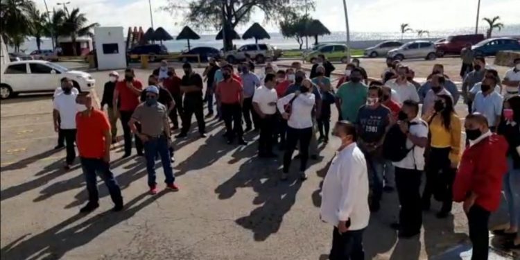 SE MANIFIESTAN CONTRA DIRIGENTE DEL SUTAGE