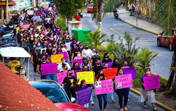PACÍFICA MARCHA FEMINISTA EN ISLA MUJERES