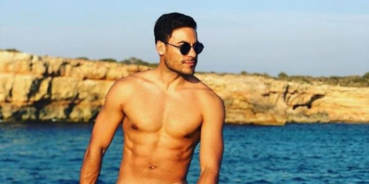 CARLOS RIVERA SE AUSENTARÁ DE LOS LATIN GRAMMY POR RIESGO DE COVID-19