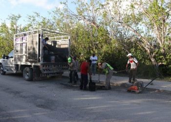 REALIZAN LABORES DE BACHEO EN CALLES DE PUERTO MORELOS