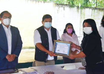 LUIS TORRES FIRMA DE CONVENIO EN REPRESENTACIÓN DE CARLOS JOAQUÍN GONZÁLEZ