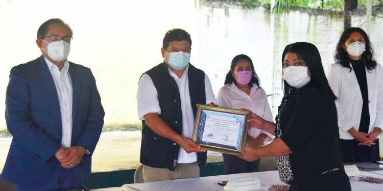 LUIS TORRES FIRMA DE CONVENIO EN REPRESENTACIÓN DE CARLOS JOAQUÍN GONZÁLEZ