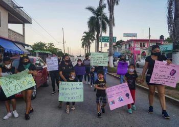 EXPONEN NOMBRES DE ACOSADORES DURANTE MARCHA FEMINISTA