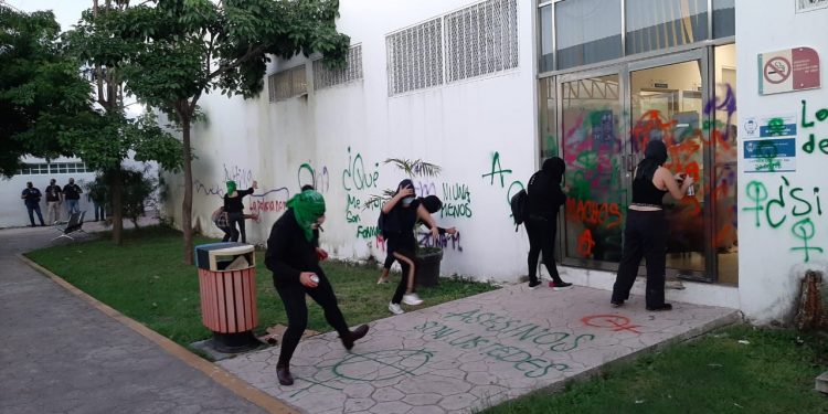 MUJERES PINTAN INSTALACIONES DE LA FGE EN MANIFESTACIÓN