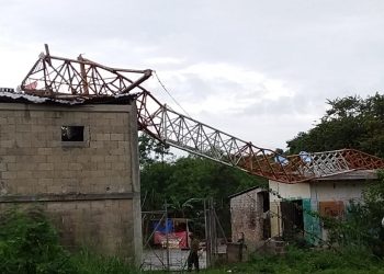 MUJER EMBARAZADA SE SALVA DE MORIR APLASTADA POR UNA ANTENA DE COMUNICACIÓN