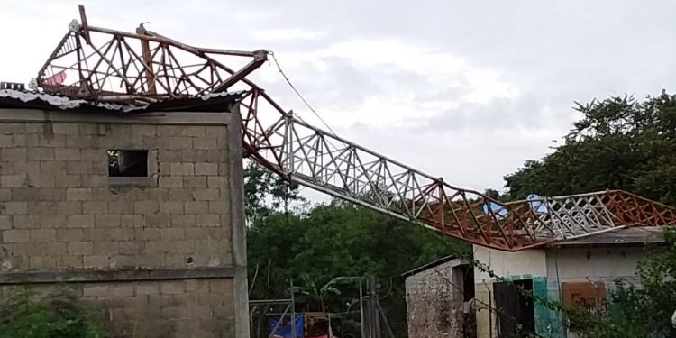 MUJER EMBARAZADA SE SALVA DE MORIR APLASTADA POR UNA ANTENA DE COMUNICACIÓN