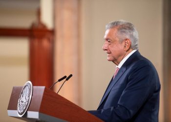 PRESIDENTE ENTREGA CONDECORACIÓN ‘MIGUEL HIDALGO’ EN GRADO BANDA A JESÚS SEADE KURI