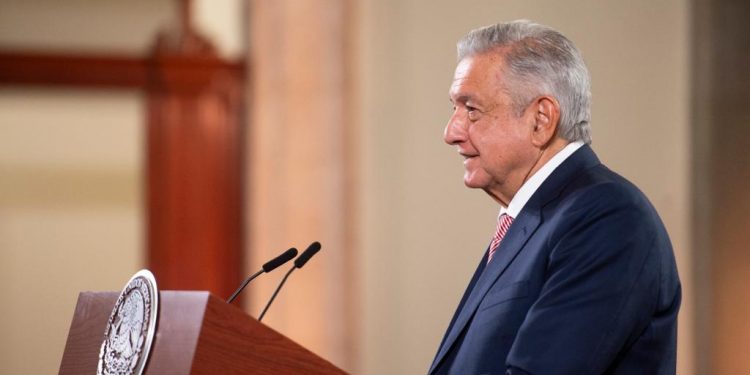 PRESIDENTE ENTREGA CONDECORACIÓN ‘MIGUEL HIDALGO’ EN GRADO BANDA A JESÚS SEADE KURI