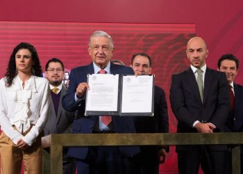 PRESIDENTE LÓPEZ OBRADOR FIRMA INICIATIVA PARA ORDENAR LA SUBCONTRATACIÓN