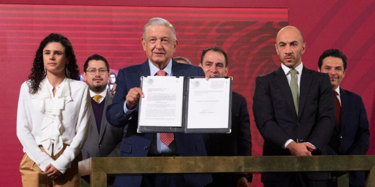 PRESIDENTE LÓPEZ OBRADOR FIRMA INICIATIVA PARA ORDENAR LA SUBCONTRATACIÓN