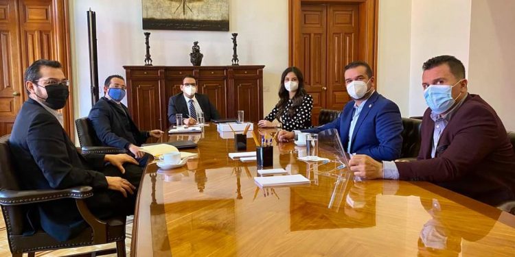 GERALDINE PONCE DA SEGUIMIENTO A PROYECTOS PARA SU ESTADO