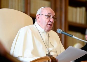 VATICANO INVESTIGA ‘LIKE’ DEL PAPA FRANCISCO EN LA FOTO DE UNA MODELO