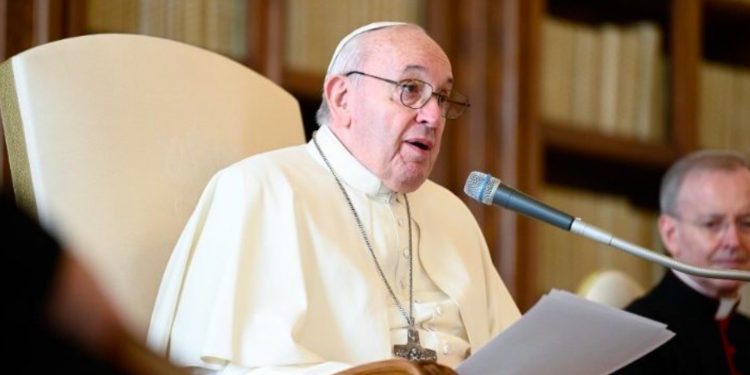 VATICANO INVESTIGA ‘LIKE’ DEL PAPA FRANCISCO EN LA FOTO DE UNA MODELO