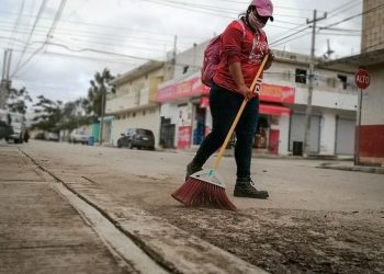 TRABAJAN CUADRILLAS DE SERVICIOS PÚBLICOS 24 HORAS PARA LIMPIAR SOLIDARIDAD