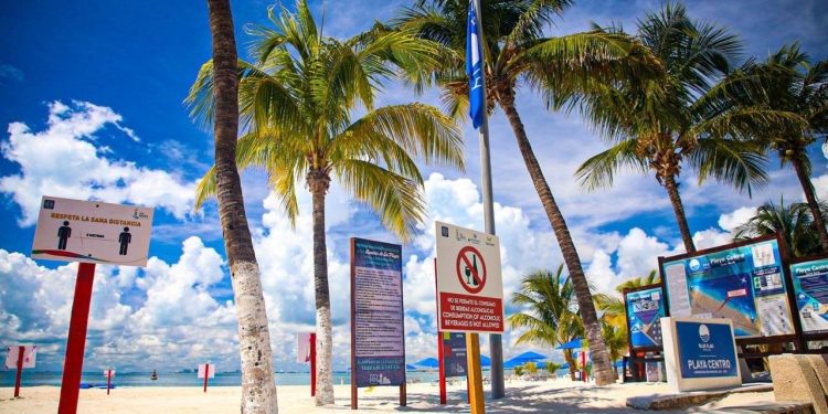 DISFRUTAN VISITANTES DE PLAYAS LIMPIAS EN ISLA MUJERES