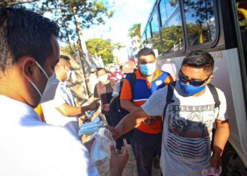 REFUERZA GOBIERNO ISLEÑO MEDIDAS CONTRA COVID-19 ENTREGANDO KITS PREVENTIVOS