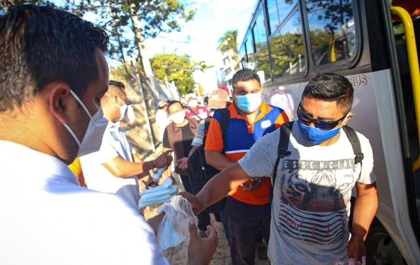 REFUERZA GOBIERNO ISLEÑO MEDIDAS CONTRA COVID-19 ENTREGANDO KITS PREVENTIVOS
