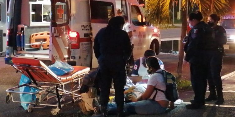 NACE NIÑO EN LA VÍA PÚBLICA CON AYUDA DE POLICÍAS DE TULUM