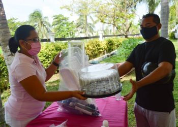 ENTREGA DIF KITS A MUJERES PASTELERAS DEL MUNICIPIO