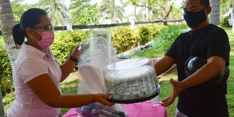 ENTREGA DIF KITS A MUJERES PASTELERAS DEL MUNICIPIO