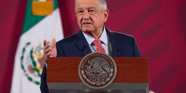 PROMETE AMLO APOYO PARA CHETUMAL