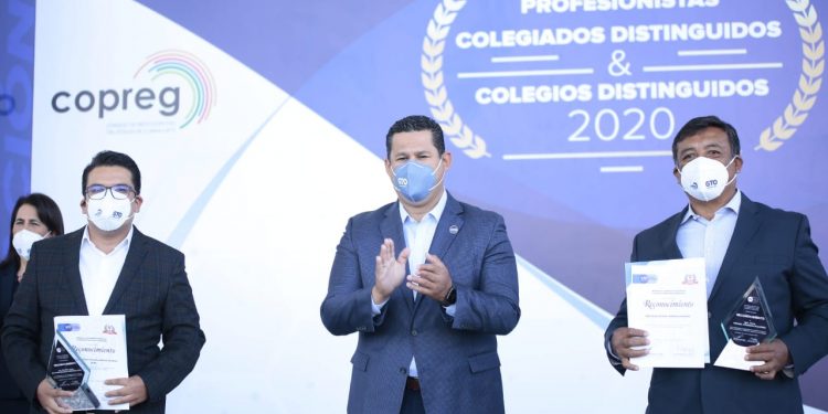 RECONOCE GOBERNADOR LABOR DE LOS PROFESIONISTAS  COLEGIADOS DEL ESTADO