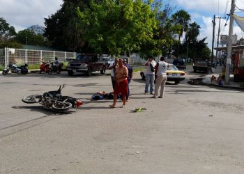 AUTO ARROLLA A MADRE E HIJO Y SE DA LA FUGA