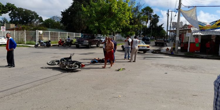 AUTO ARROLLA A MADRE E HIJO Y SE DA LA FUGA