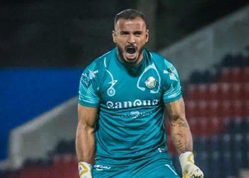GUILLERMO ALLISON Y LA DEFENSA DE CANCÚN FC FORMAN UNA MURALLA