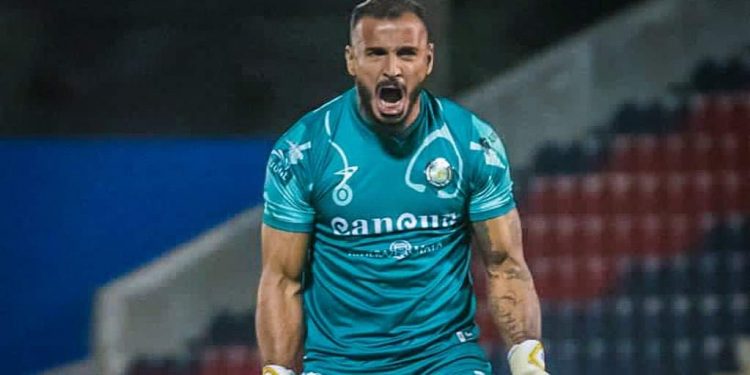 GUILLERMO ALLISON Y LA DEFENSA DE CANCÚN FC FORMAN UNA MURALLA