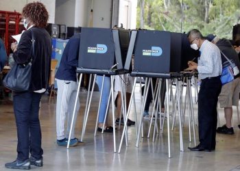 ABREN LOS COLEGIOS ELECTORALES EN EE.UU. PARA ELEGIR ENTRE TRUMP O BIDEN