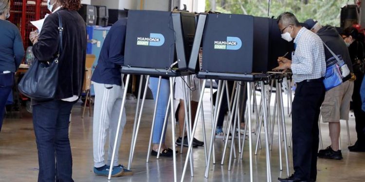 ABREN LOS COLEGIOS ELECTORALES EN EE.UU. PARA ELEGIR ENTRE TRUMP O BIDEN