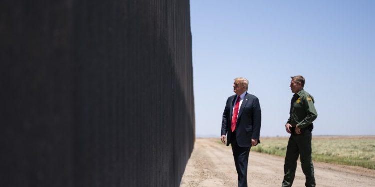 ACTIVISTAS AMBIENTALES PIDEN A BIDEN DERRIBAR PARTES CLAVE DE MURO FRONTERIZO