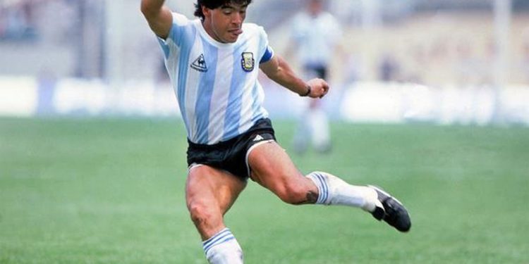 AD10S AL MÁS GRANDE, FALLECE MARADONA