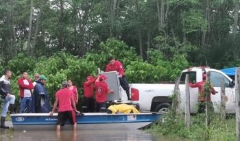 AUXILIAN A POBLACIÓN DE ZONAS INUNDADAS POR CRECIENTE DEL USUMACINTA