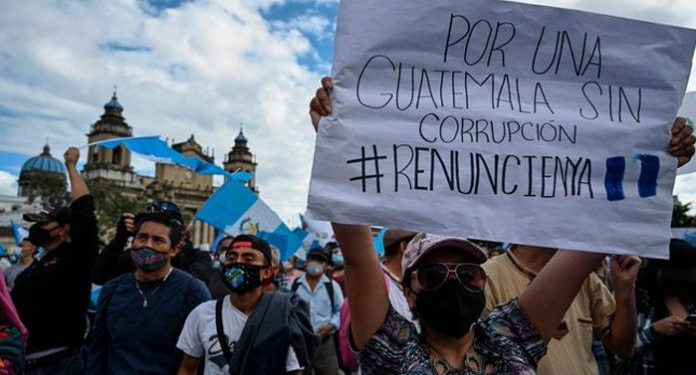 CIENTOS DE INDÍGENAS PROTESTAN CONTRA GIAMMATTEI EN GUATEMALA CON BLOQUEOS