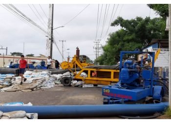 CONTINÚAN OPERANDO BOMBAS PARA LIBERAR A CASA BLANCA DEL AGUA