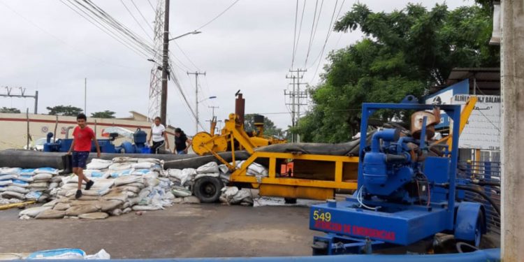 CONTINÚAN OPERANDO BOMBAS PARA LIBERAR A CASA BLANCA DEL AGUA