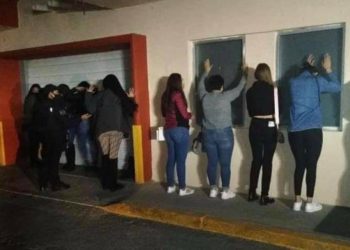 DETIENEN A 35 PERSONAS QUE REALIZABAN UNA FIESTA EN UN MOTEL