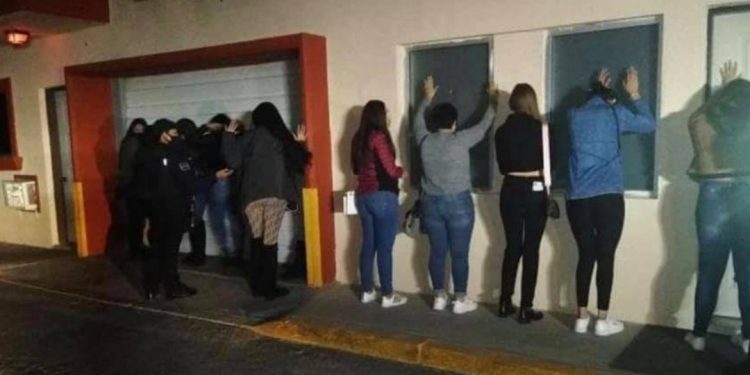 DETIENEN A 35 PERSONAS QUE REALIZABAN UNA FIESTA EN UN MOTEL