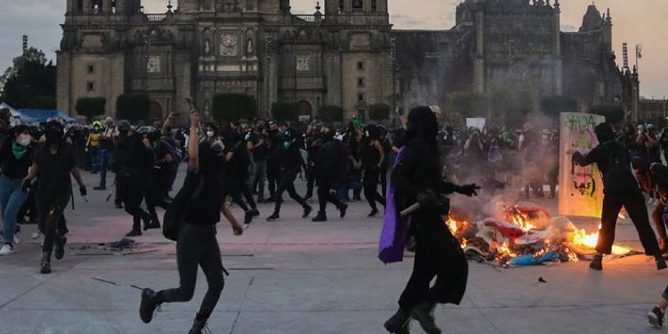 EL 25N DEJA EN MÉXICO UNA JORNADA DE VIOLENTOS ENFRENTAMIENTOS